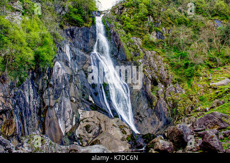 La cascata nel parco nazionale di Snowdonia ,il Galles del Nord,Regno Unito.selvaggia incontaminata ,bellissima natura,cascata,rocce, alberi montagne,l'elemento. Foto Stock