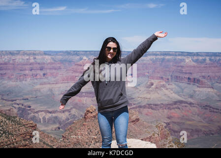 Ritratto di ragazza adolescente permanente sulla scogliera sul Grand Canyon Foto Stock