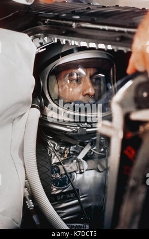 Astronauta alan b. shepard nel suo vestito dello spazio e un casco all'interno della capsula mecury dove egli sta subendo un volo di prova di simulazione per il primo tentativo di mettere un uomo nello spazio. (Aprile 29, 1961, la NASA). Foto Stock