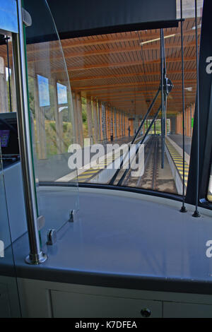 Panoramique des Domes treno turistico entrando nella stazione inferiore, Orcines, Auvergne, Massif-Central, Francia Foto Stock