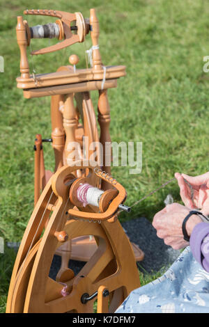 La filatura della lana sheeps DIMOSTRAZIONE PRESSO L' Henley paese mostrano, Oxfordshire. Regno Unito Foto Stock