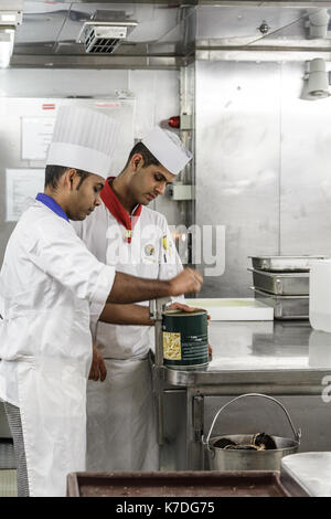 Apertura di cuochi in cucina commerciale Foto Stock