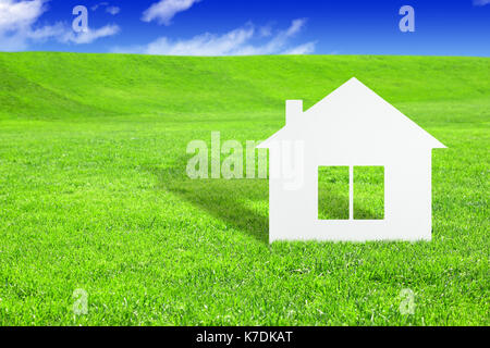 Green home concetto, casa di carta sul campo Foto Stock