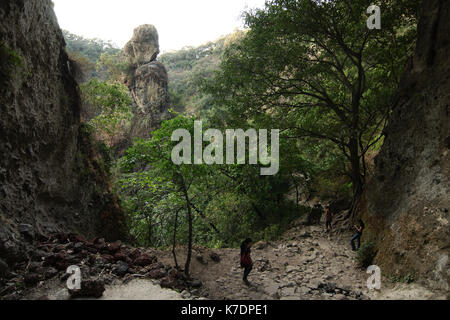 Tepoztlan, Morelos, Messico - 2013: Una vista panoramica vicino alla cima del monte Tepozteco. Foto Stock