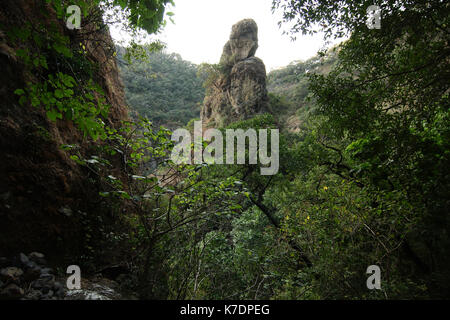 Tepoztlan, Morelos, Messico - 2013: Una vista panoramica vicino alla cima del monte Tepozteco. Foto Stock