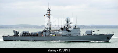 AJAXNETPHOTO. 1A maggio, 2015. PORTSMOUTH, Inghilterra. - A FREDDO dei veterani di guerra visita - Marina militare tedesca GEPARD attacco rapido tipo CRAFT 143A PUMA (P6122) del 7TH veloce barca Patrol Squadron entrando pnb. Le navi sono state da ultimo del tipo costruito negli anni novanta armati con un esoceto missili antinave a causa di DECOMISSION nel 2020. foto:TONY HOLLAND/AJAX REF:DTH150105 37900 Foto Stock