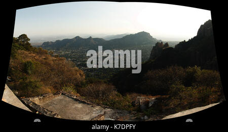 Tepoztlan, Morelos, Messico - 2013: Vista panoramica dalla montagna Tepozteco. Foto Stock