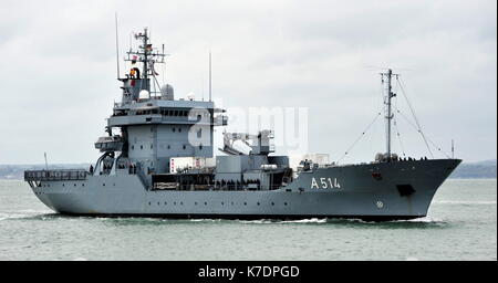 AJAXNETPHOTO. 1A maggio, 2015. PORTSMOUTH, Inghilterra. - Attentato CRAFT VISITA DI GARA - Marina militare tedesca della classe Elba nave rifornimento WERRA (A514) entrante PNB DISEGNI 7TH veloce barca PATOL squadrone di GEPARD tipo classe 143A NAVI. foto:TONY HOLLAND/AJAX REF:DTH150105 37818 Foto Stock