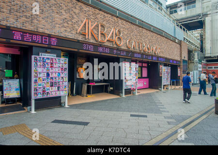 Tokyo, Giappone giugno 28 - 2017: unidentified gente camminare nei pressi di maid cafe di akihabara distretto, chiamato anche akiba a Tokyo Foto Stock