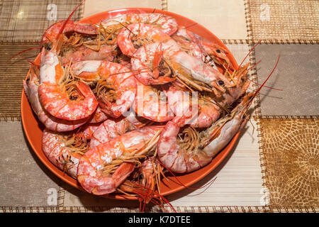 Cucinati freschi scampi sulla piastra Foto Stock