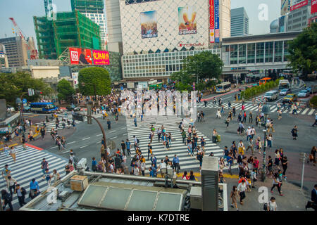 TOKYO, GIAPPONE GIUGNO 28 - 2017: vista superiore della folla di persone che attraversano in Shibuya street, uno dei più trafficati crosswalks nel mondo, nel quartiere di Ginza a Tokyo Foto Stock