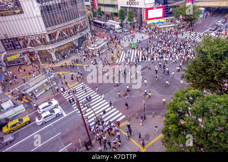 TOKYO, GIAPPONE GIUGNO 28 - 2017: vista superiore della folla di persone che attraversano in Shibuya street, uno dei più trafficati crosswalks nel mondo, nel quartiere di Ginza a Tokyo Foto Stock