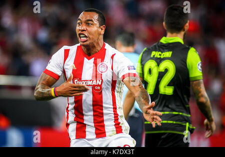 Pireo, Grecia - Sempteber 12, 2017: il giocatore di Olympiacos Felipe Pardo in azione durante la finale di UEFA Champions League tra Olympiacos vs Sporting Foto Stock