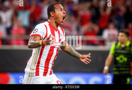 Pireo, Grecia - Sempteber 12, 2017: il giocatore di Olympiacos Felipe Pardo in azione durante la finale di UEFA Champions League tra Olympiacos vs Sporting Foto Stock