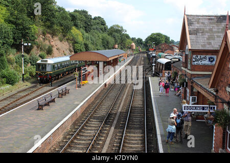 Vista lungo la via dalla passerella pedonale a bewdley stazione sul severn valley heritage ferroviari con i passeggeri in attesa per il prossimo treno servizio. Foto Stock