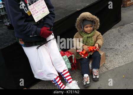 Attivisti e sostenitori di raccogliere in Foley Square a sostegno dell'occupare Wall Street circolazione a New York il 11 novembre 2011. Foto Stock