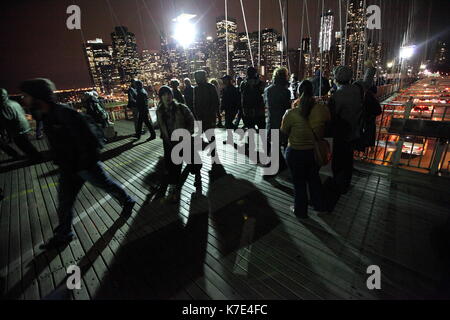 Dopo la schiacciante NYPD, del pubblico e delle organizzazioni sindacali e altri simpatico a occupare Wall Street cominciano a marzo attraverso il Brooklyn brid Foto Stock