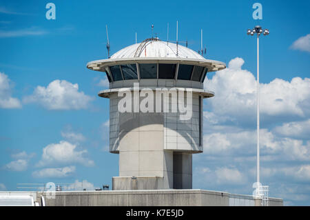 Orlando, Stati Uniti d'America - agosto 19th, 2017: immagine di una torre di controllo dell'aeroporto di Orlando. florida, Stati Uniti d'America Foto Stock