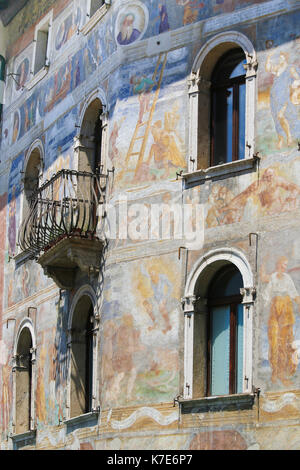 Affreschi sulle case Cazuffi-rella, un palazzo del XVI secolo in piazza duomo a Trento, Trentino, Italia Foto Stock