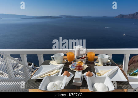 La colazione sulla veranda hotel a Santorini, Oia, Grecia. Foto Stock