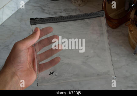 Sacchetto liquido per aerei. Contenitore trasparente per il check-in in aeroporto Foto Stock