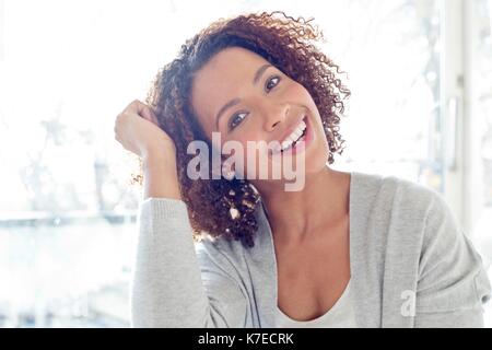 Ritratto di metà donna adulta sorridente. Foto Stock
