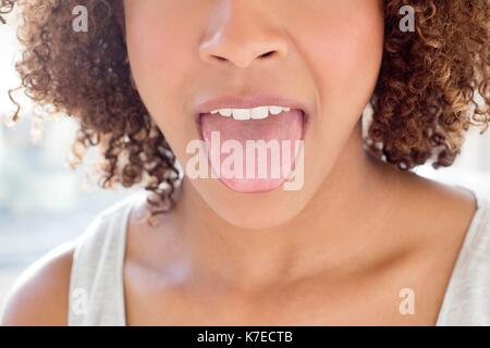 Ritratto di metà donna adulta spuntavano lingua. Foto Stock