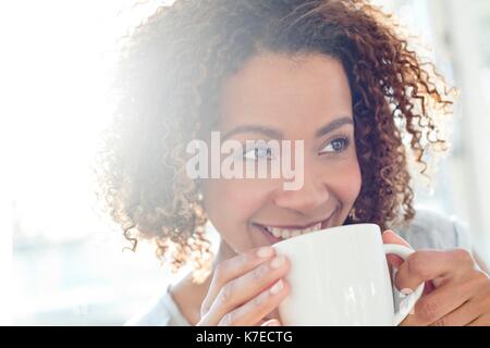 Metà donna adulta di bere il caffè. Foto Stock