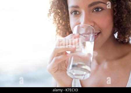 Metà donna adulta di acqua potabile. Foto Stock