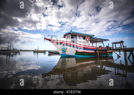 Barca da pesca, Barra do Sul, Santa Catarina, Brasile. Foto Stock