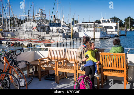 Famiglia su di un traghetto nella Marina di Berkeley voce attraverso la baia di San Francisco. Foto Stock