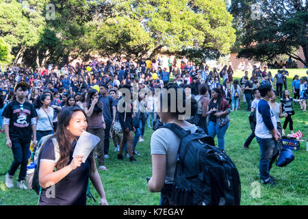 BERKELEY, ca- Apr 17, 2016: gli studenti di colore a UC Berkeley si riuniscono per una fotografia di gruppo su Cal giorno, il campus annuale-wide open house. La diversità è Foto Stock