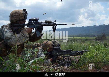 Soldati, assegnati al 2° Battaglione, 35th Reggimento di Fanteria, 3° Brigata Team di combattimento, "Broncos," xxv divisione di fanteria, fuoco a un bersaglio Foto Stock