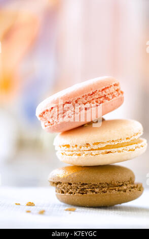 Amaretto cookies impilati colori pastello di messa a fuoco selettiva Foto Stock