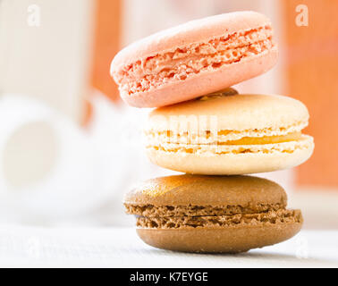 Amaretto cookies impilati colori pastello di messa a fuoco selettiva Foto Stock