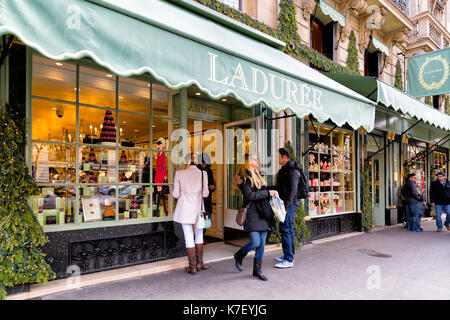 Parigi-gen 5, 2014: shoppers presso la famosa pasticceria laduree e sala da tè a Parigi. laduree è stata fondata nel 1862 ed è il più noto per amaretto cookies nell'uomo Foto Stock