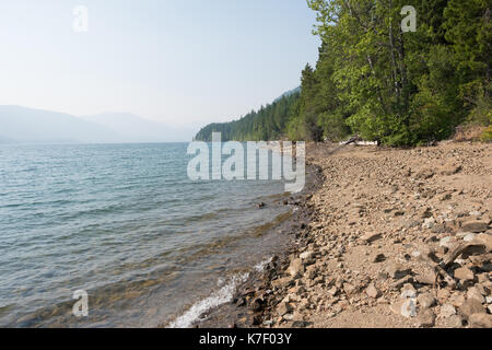 Lago kaches stato di Washington la natura selvaggia del parco di alberi Acqua di bellezza paesaggistica arte pnw Pacific Northwest albero sempreverde shop montagne rocce acqua blu Foto Stock