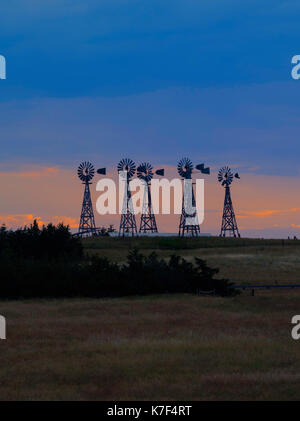 Fotografia di windmilss su un ranch in western Nebraska, il tramonto. Foto Stock