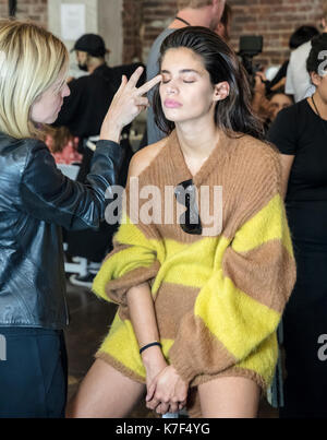 New york, ny - 11 settembre 2017: sara sampaio si prepara dietro le quinte di Zadig & voltaire primavera estate 2018 fashion show durante la moda di New York ci Foto Stock