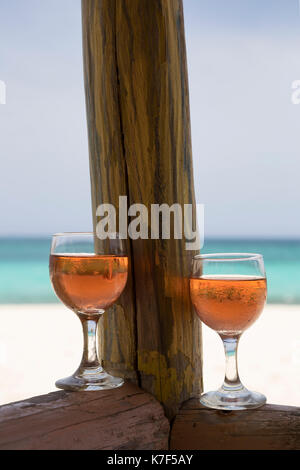 Due bicchieri di vino rosato su una spiaggia tropicale a Cuba Foto Stock