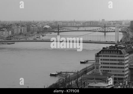 Una vista del fiume Danubio che scorre attraverso Budapest Ungheria dal castello di Buda Foto Stock