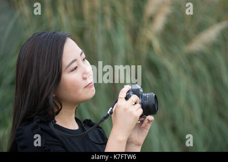 Giovane donna in una destinazione turistica giapponese (casa di Totoro) a Nagoya Giappone Foto Stock