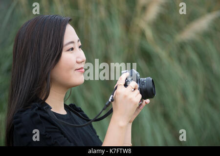 Giovane donna in una destinazione turistica giapponese (casa di Totoro) a Nagoya Giappone Foto Stock