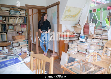 Giovane donna in una destinazione turistica giapponese (casa di Totoro) a Nagoya Giappone Foto Stock