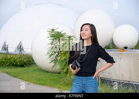 Giovane donna in una destinazione turistica giapponese (casa di Totoro) a Nagoya Giappone Foto Stock