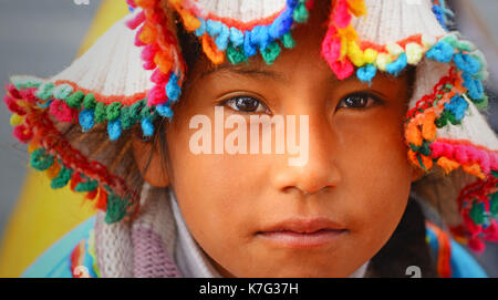 Ritratto di una giovane ragazza indigena degli Uros tribù che vive sul lago Titicaca nei pressi della città di Puno, Perù. Foto Stock