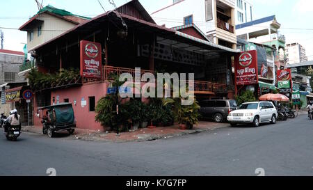 Ristorante Bar 113street tra 182 st e Mao Tse Toung blvd a Phnom Penh Cambogia del sud-est asiatico Foto Stock