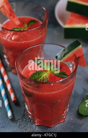 Appena fatti di succo di anguria con la menta Foto Stock