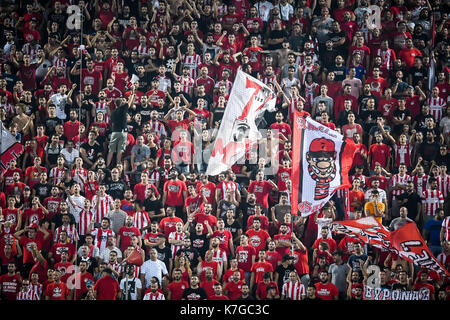 Pireo, Grecia - Sempteber 12, 2017: Olympiacos ventole celebra per la loro squadra durante la finale di UEFA Champions League tra Olympiacos vs Sporting Foto Stock