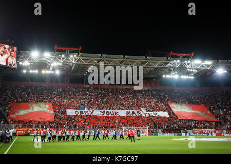 Pireo, Grecia - Sempteber 12, 2017: Olympiacos ventole celebra per la loro squadra durante la finale di UEFA Champions League tra Olympiacos vs Sporting Foto Stock